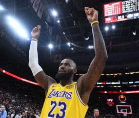 詹姆斯战斧劈扣！NBA官推：勒布朗气势如虹 国王转换快攻暴扣虐筐